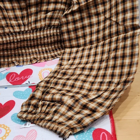 Black and tan plaid crop top with gathered long sleeves - Picture 4 of 6